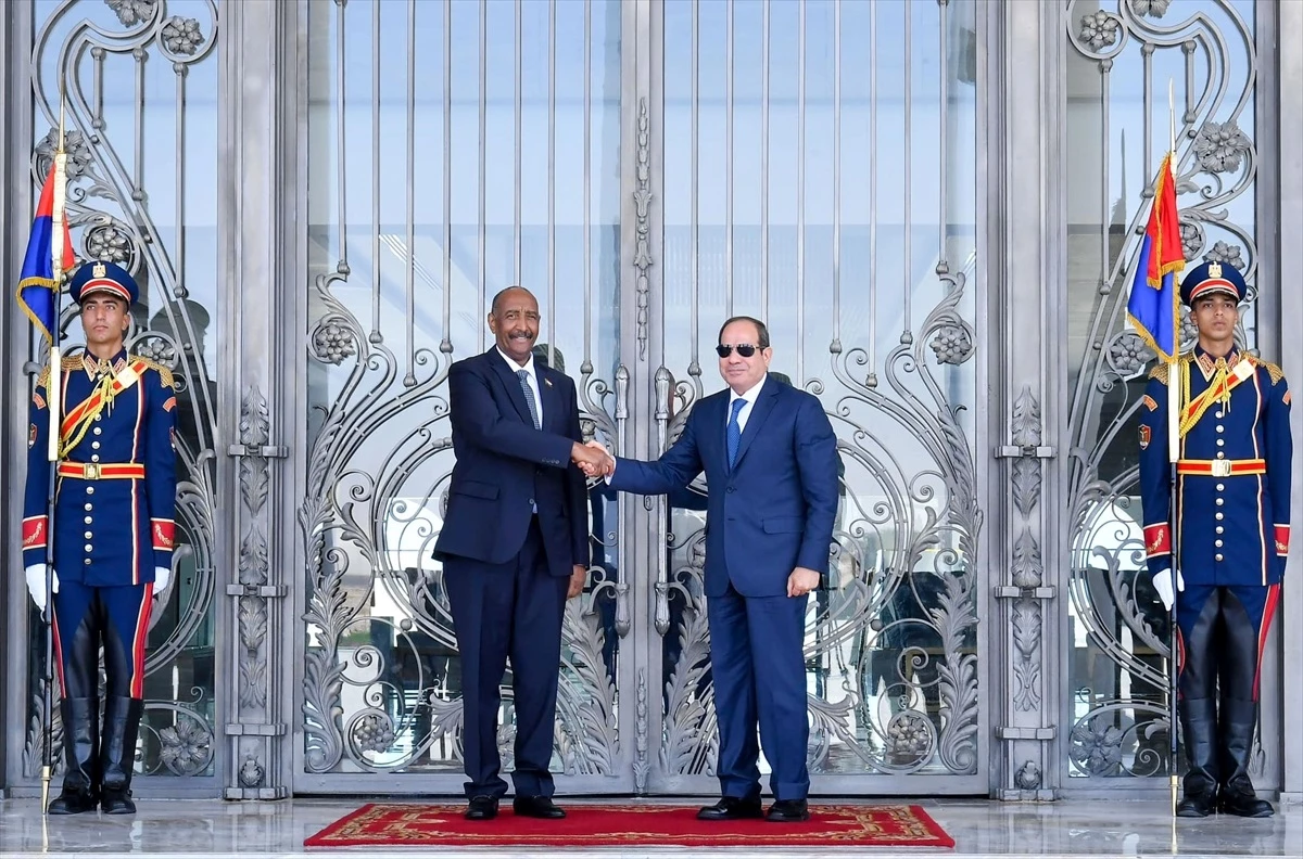 Sudan Egemenlik Konseyi Başkanı Mısır Cumhurbaşkanı ile Görüştü