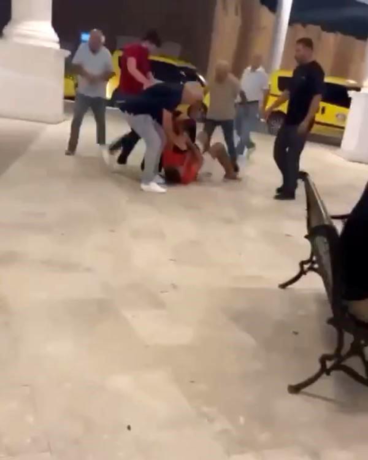 Antalya\'da taksiciler ile özel araç sürücüsü arasında müşteri kavgası