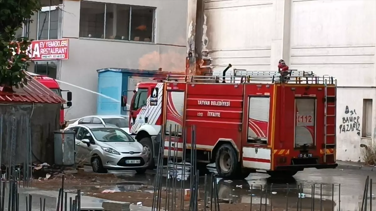 Tatvan Belediyesi Yaşam Alışveriş Merkezinde Yangın Çıktı