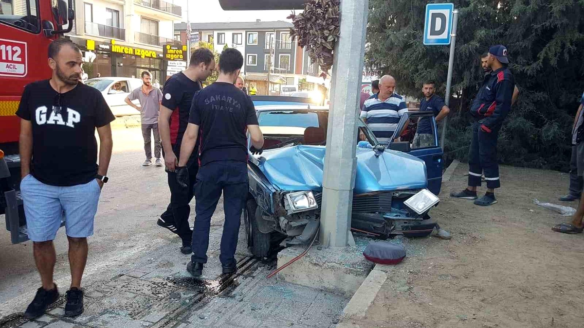 Sapanca\'da Ticari Taksi ile Otomobil Çarpıştı: Sürücü Yaralandı