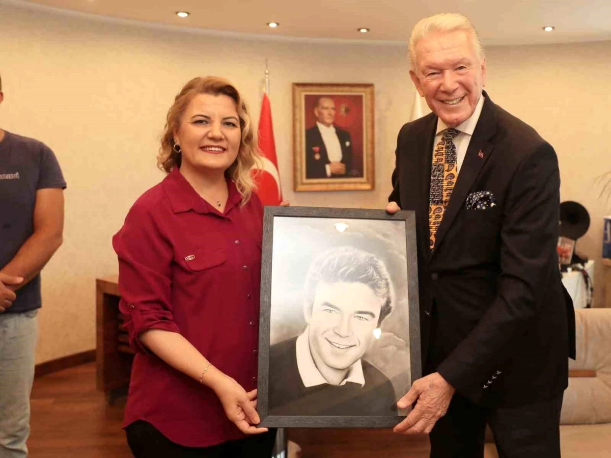 İzmit Belediye Başkanı Fatma Kaplan Hürriyet, Uğur Dündar\'ı Onur Ödülü ile kutladı