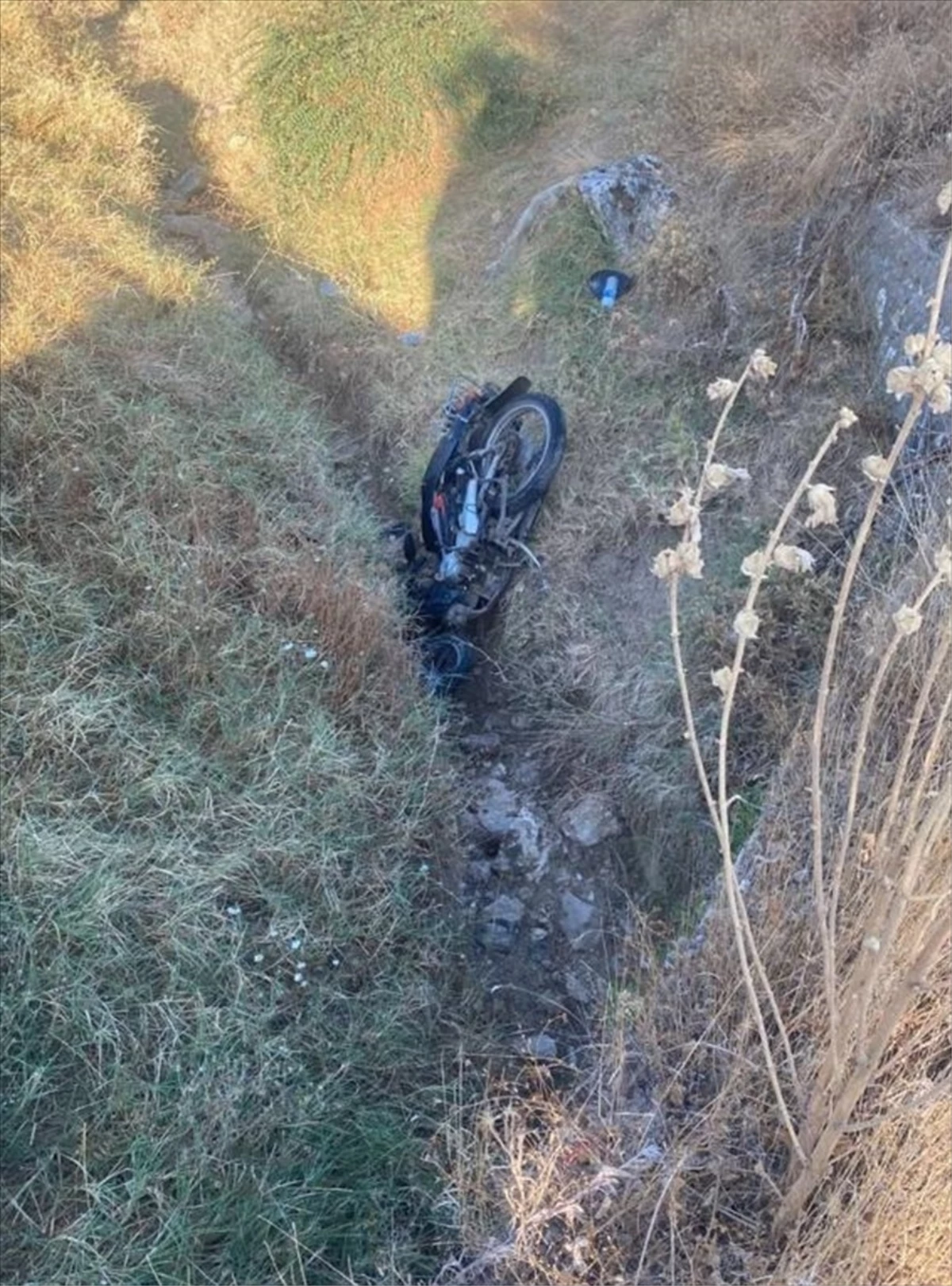 Uşak\'ta Şarampole Devrilen Motosikletin Sürücüsü Yaralandı