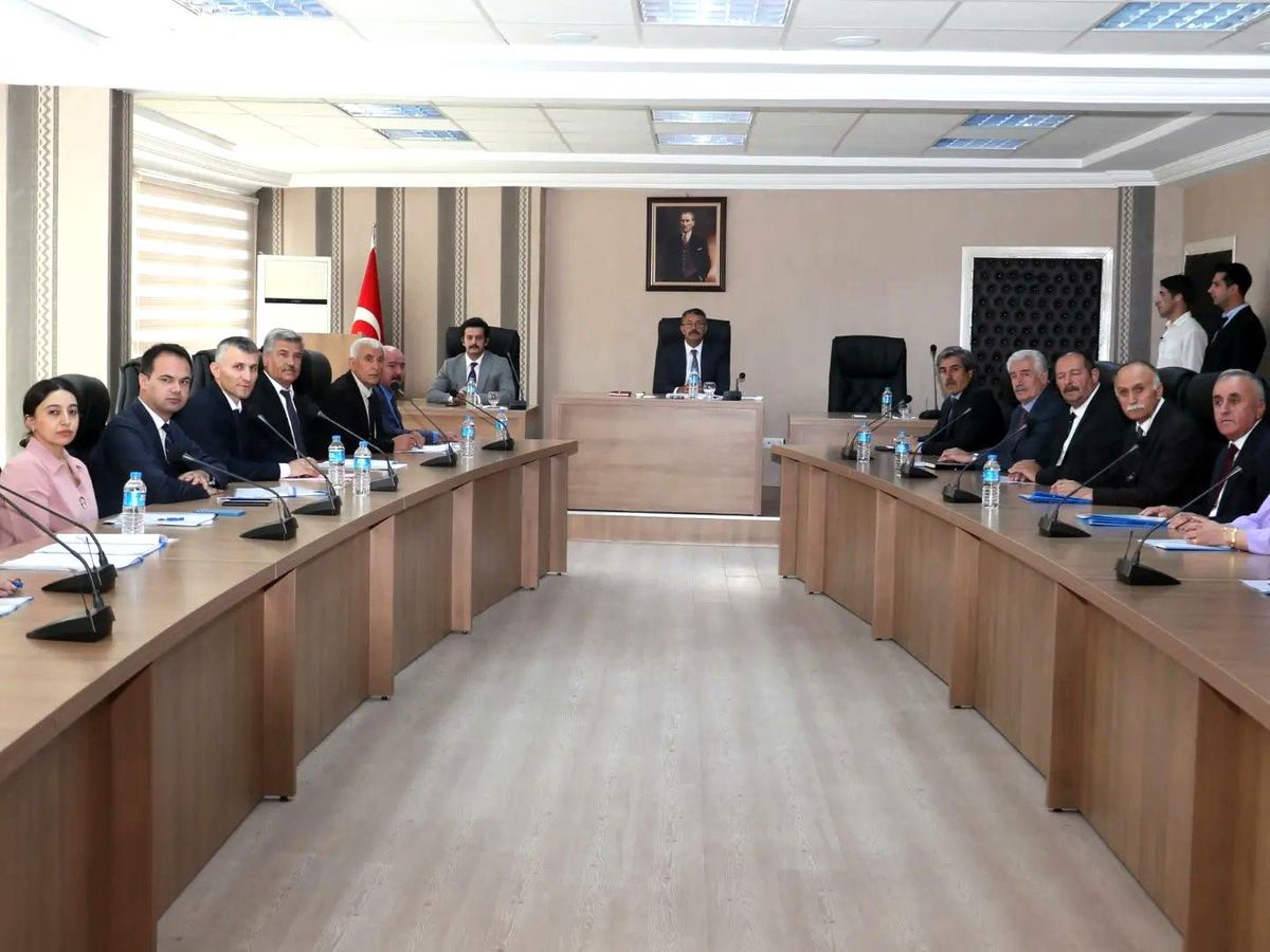 Hakkari Valisi ve Belediye Başkan Vekili Ali Çelik, köylerde yaşayan vatandaşların refahı ve mutluluğu için çalışacak