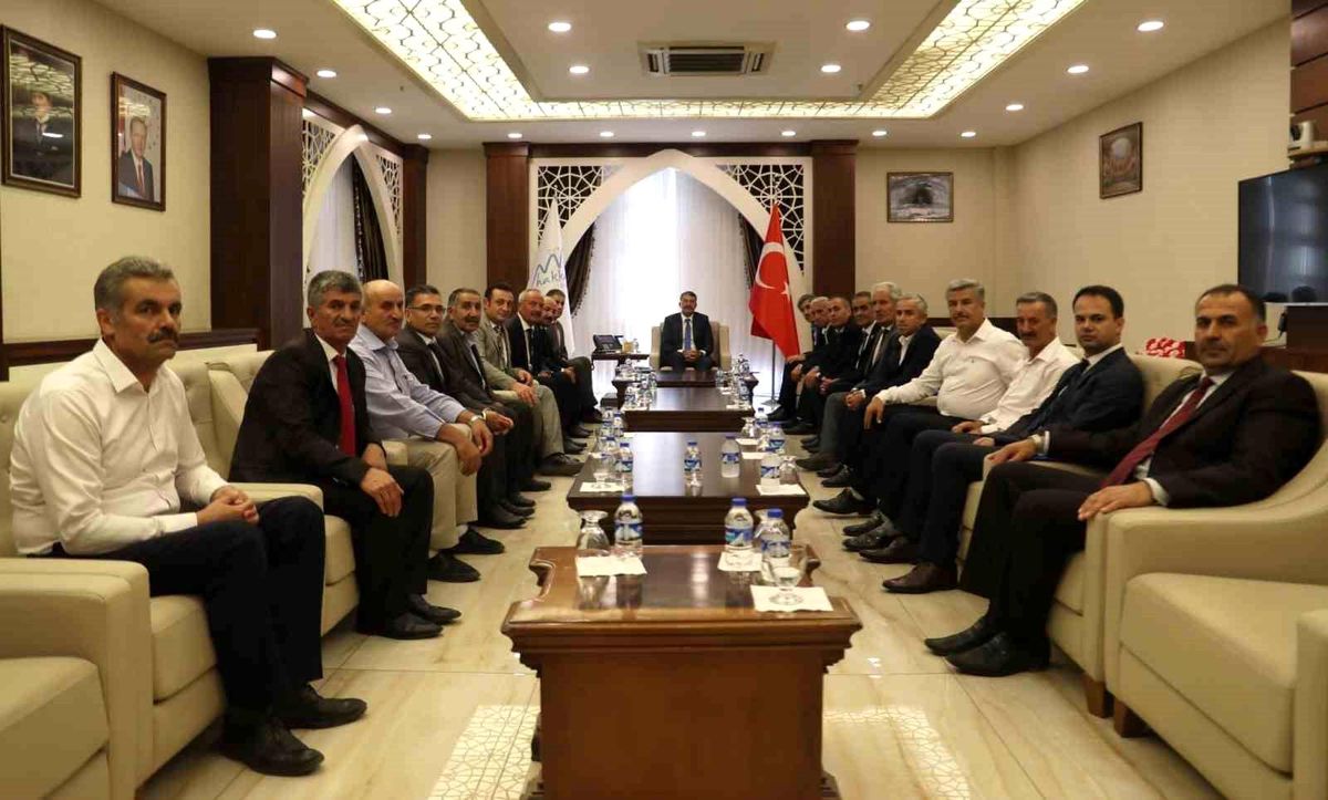 Hakkari Valisi Ali Çelik, Muhtarların Taleplerini Dinledi
