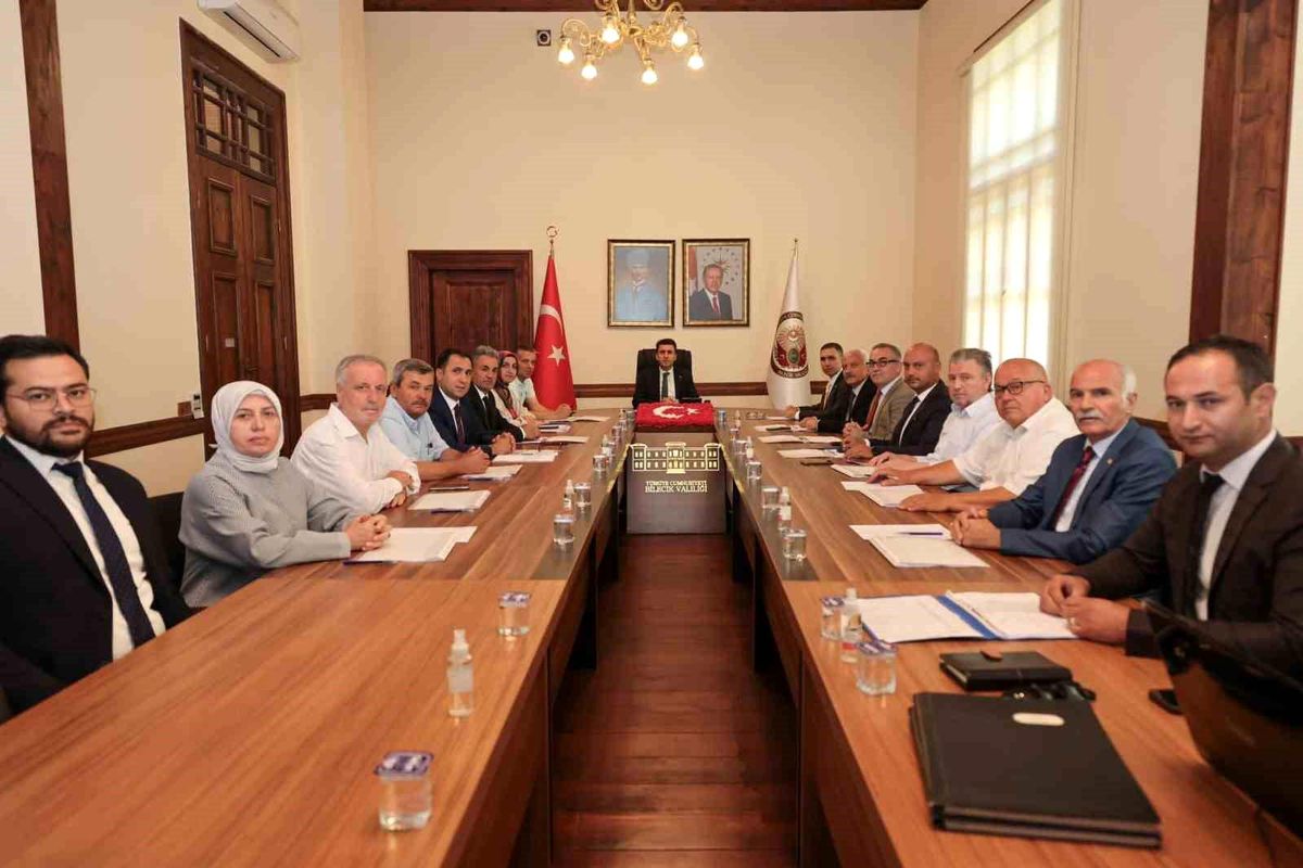 Bilecik Valisi Şefik Aygöl, Sosyal Yardımlaşma ve Dayanışma Vakfı mütevelli heyeti toplantısında konuştu