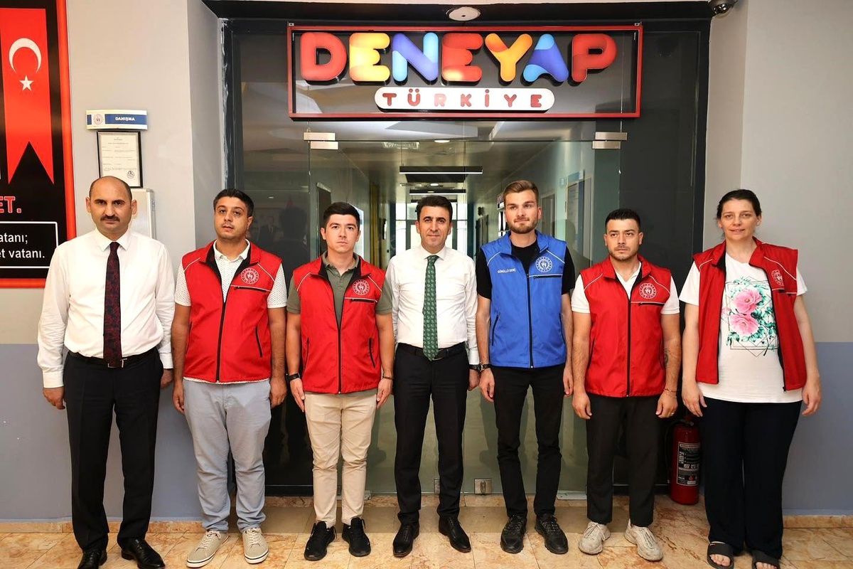 Bilecik Valisi Şefik Aygöl, Gençlik ve Spor İl Müdürlüğünde gençlerle yeni projeleri konuştu