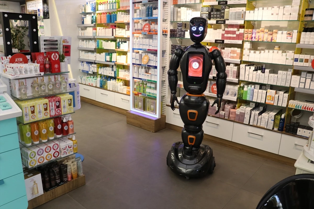 Yalova\'da bir eczanede yapay zeka robotu hizmet veriyor