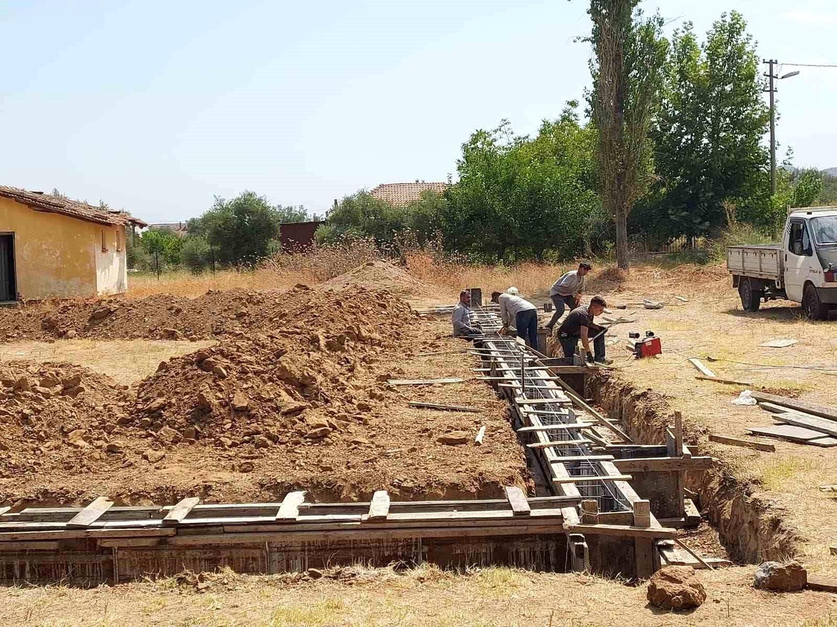 Salihli\'ye Gençlik ve Spor Bakanlığı tarafından halı saha yapılıyor