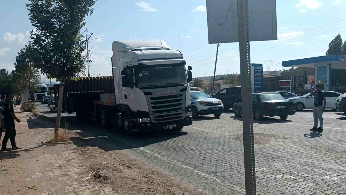 Adıyaman\'ın Gölbaşı ilçesinde zirai alet taşıyan tırlar nedeniyle trafikte uzun araç kuyrukları oluştu