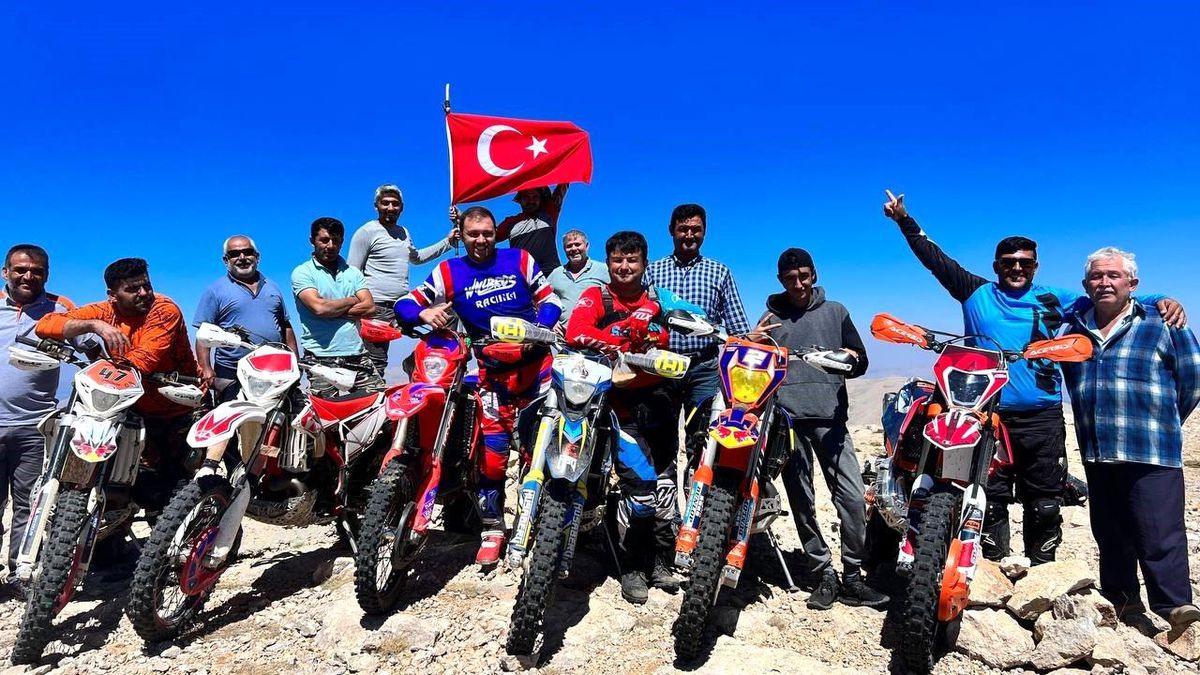 Antalyalı çiftçiler 30 Ağustos Zafer Bayramı\'nı Uyluk Tepesi\'nde kutladı