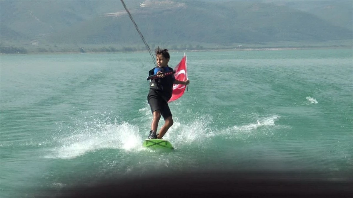 9 Yaşındaki Egemen Sarı, Zafer Bayramı\'nı İznik Gölü\'nde Wakeboard Yaparak Kutladı