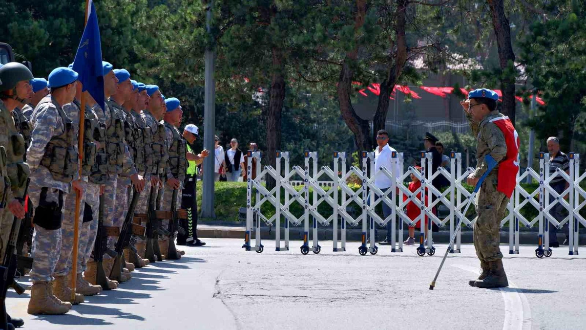 Mehmetçik, engelli vatandaşın selamına karşılık verdi