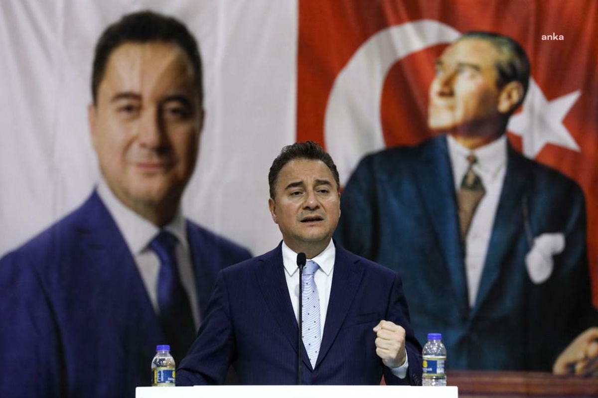 Ali Babacan: "Büyük Zaferimizin 101. Yılını Gururla Kutluyor; Gazi Mustafa Kemal Atatürk\'ü, Şehitlerimizi ve Gazilerimizi Rahmetle Anıyorum"