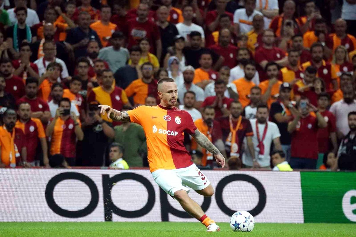 Galatasaray\'ın İspanyol sol beki Angelino, Molde maçında attığı golle ilk gol sevincini yaşadı