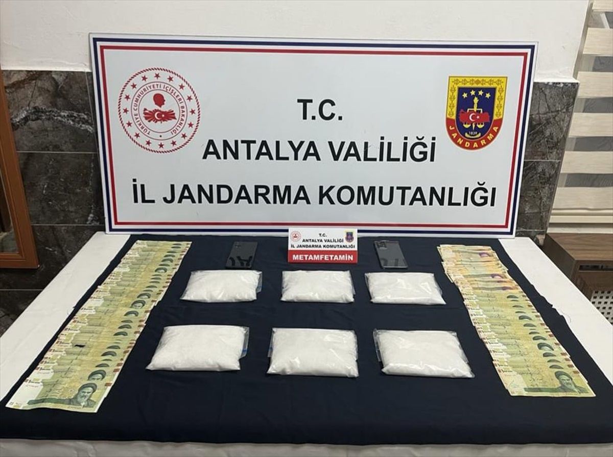 Antalya\'da yurt dışından uyuşturucu getiren şüpheli yakalandı