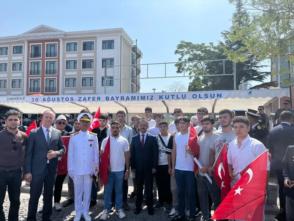 Azerbaycanlı şehit çocukları Çanakkale\'de 30 Ağustos törenine katıldı