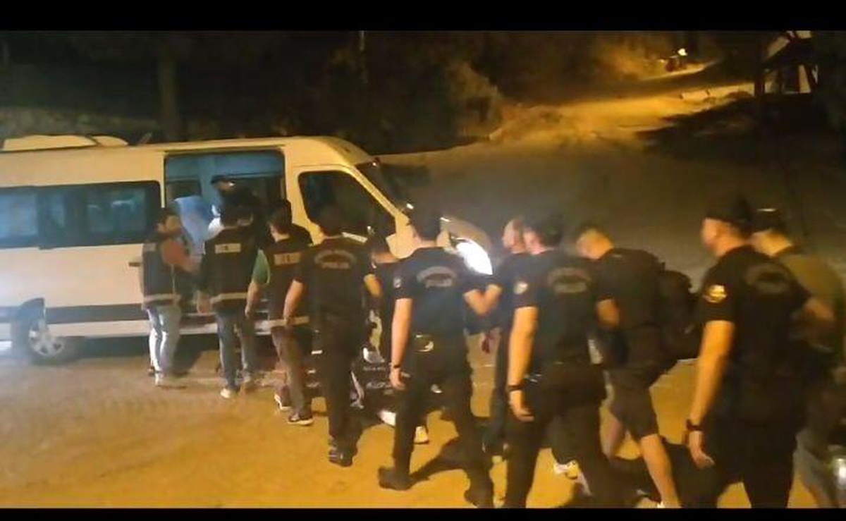 Balıkesir\'de Kaçak Göçmen Operasyonu: 61 Suriyeli Yakalandı