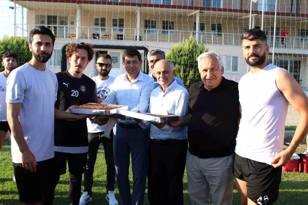 Nazilli Belediye Başkanı ve ekibi Nazilli Belediyespor\'u ziyaret etti