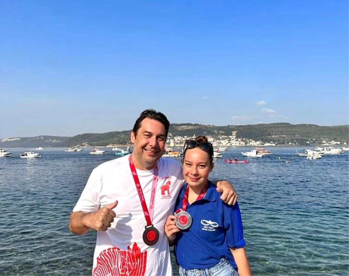 Başkan Yardımcısı Hasanoğlu kızıyla Boğazı yüzerek geçti