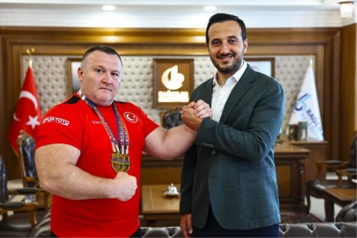 Bağcılar Belediyesi\'nden Erkan Damar, Dünya Bilek Güreşi Şampiyonası\'nda altın madalya kazandı