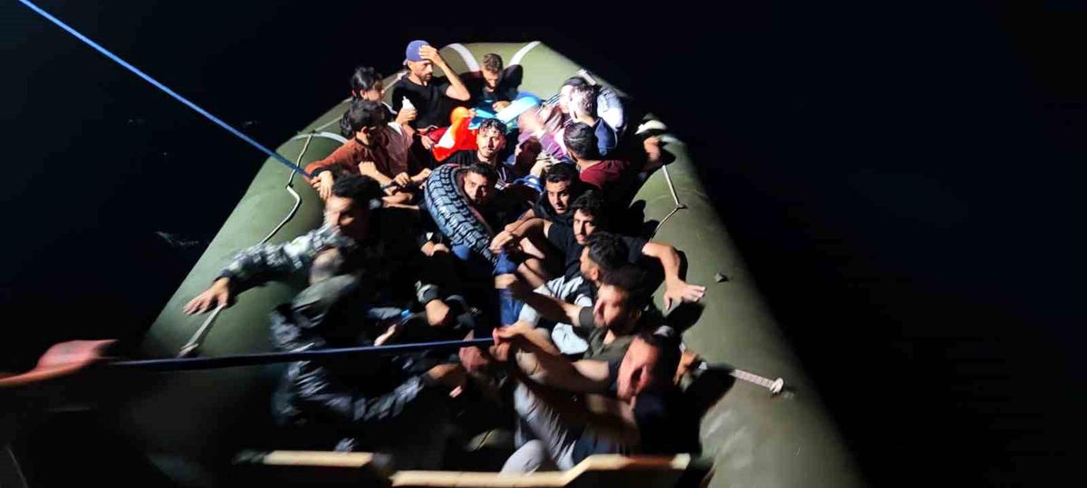 Muğla\'nın Bodrum ilçesi açıklarında 21 düzensiz göçmen kurtarıldı