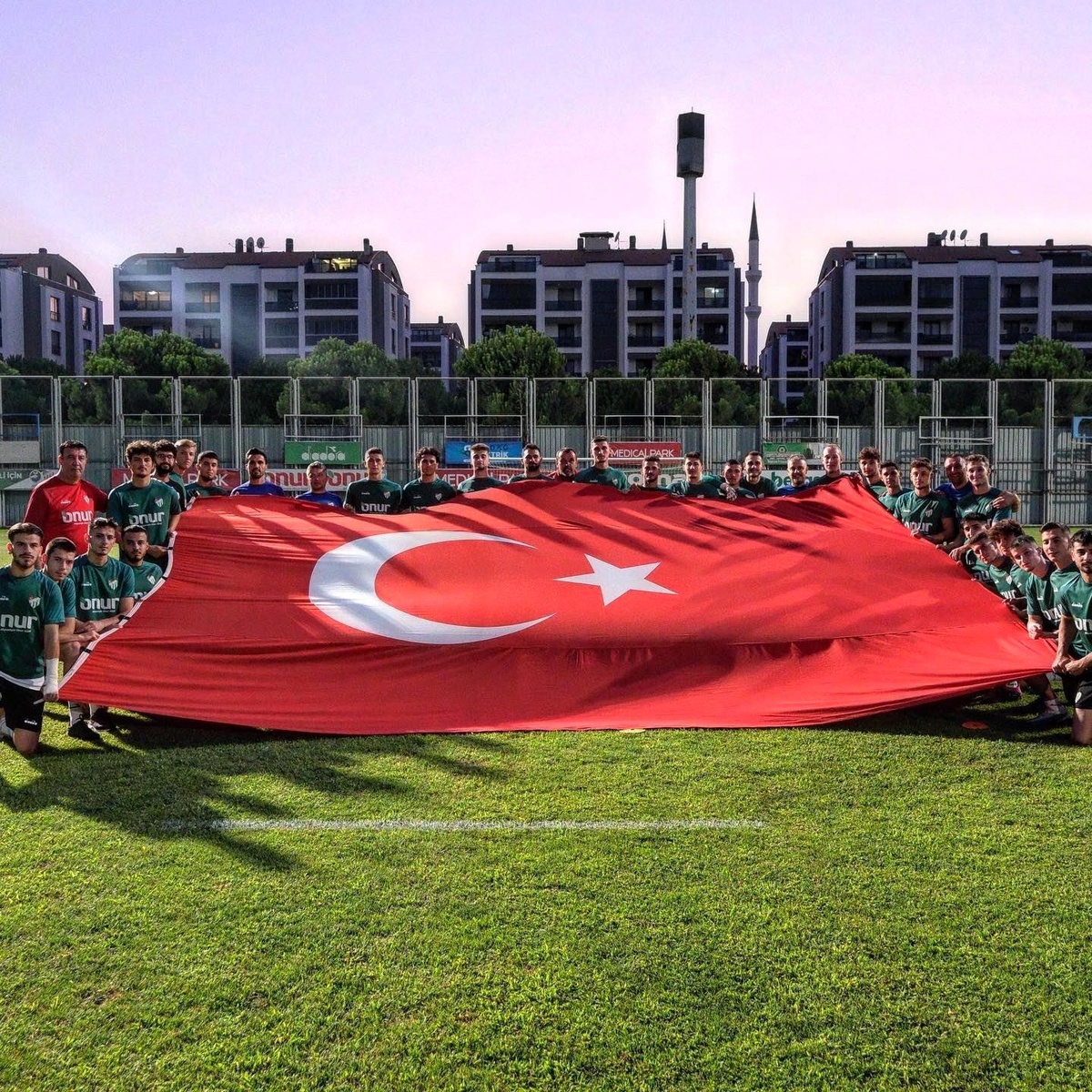 Bursaspor, 30 Ağustos Zafer Bayramı\'nı dev Türk bayrağı açarak kutladı