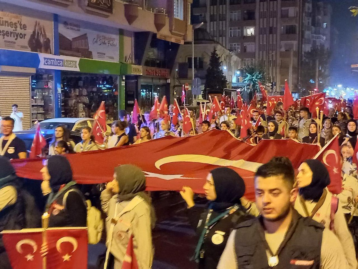Kocaeli\'de 30 Ağustos Zafer Bayramı\'nda Fener Alayı Düzenlendi