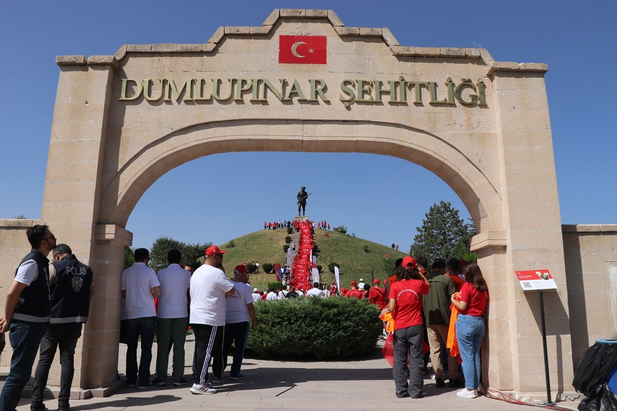 Büyük Zafer\'in 101. yılında Dumlupınar Şehitliği\'nde ziyaretçi yoğunluğu