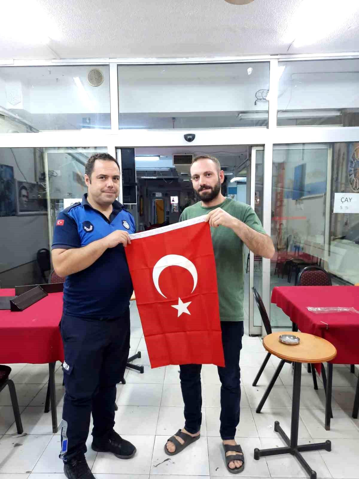 Manisa Büyükşehir Belediyesi 30 Ağustos Zafer Bayramı\'nda Türk Bayrağı Dağıttı
