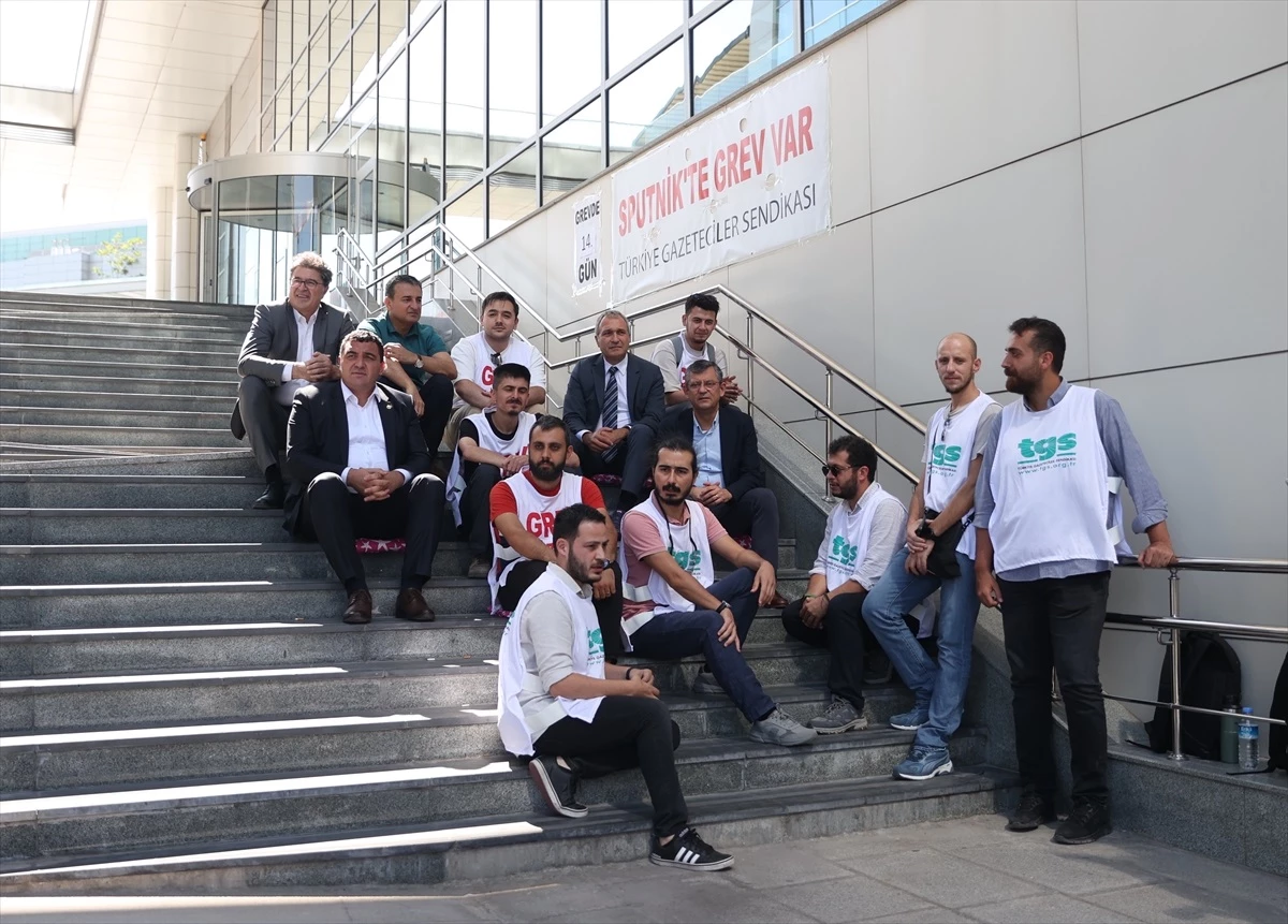 CHP Grup Başkanı Özel, grev yapan Sputnik çalışanlarını ziyaret etti