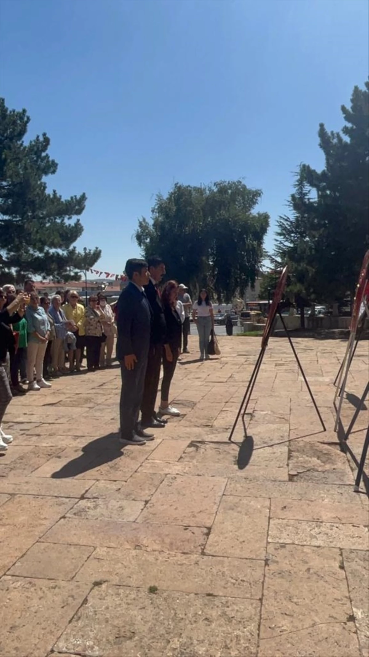CHP Sivas İl Başkanı Haydar Öztürk, 30 Ağustos Zafer Bayramı\'nda Atatürk Anıtı\'na çelenk sundu