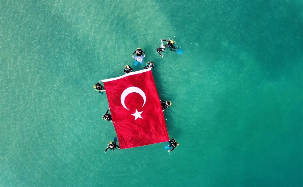 Dalgıçlar Van Gölü\'nde Türk Bayrağı Açtı