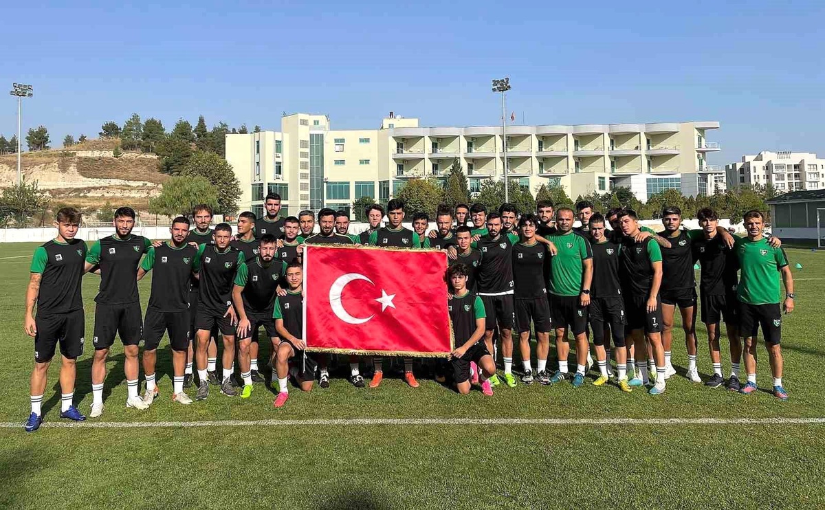 Denizlispor, 30 Ağustos Zafer Bayramı\'nı Türk bayrağıyla kutladı
