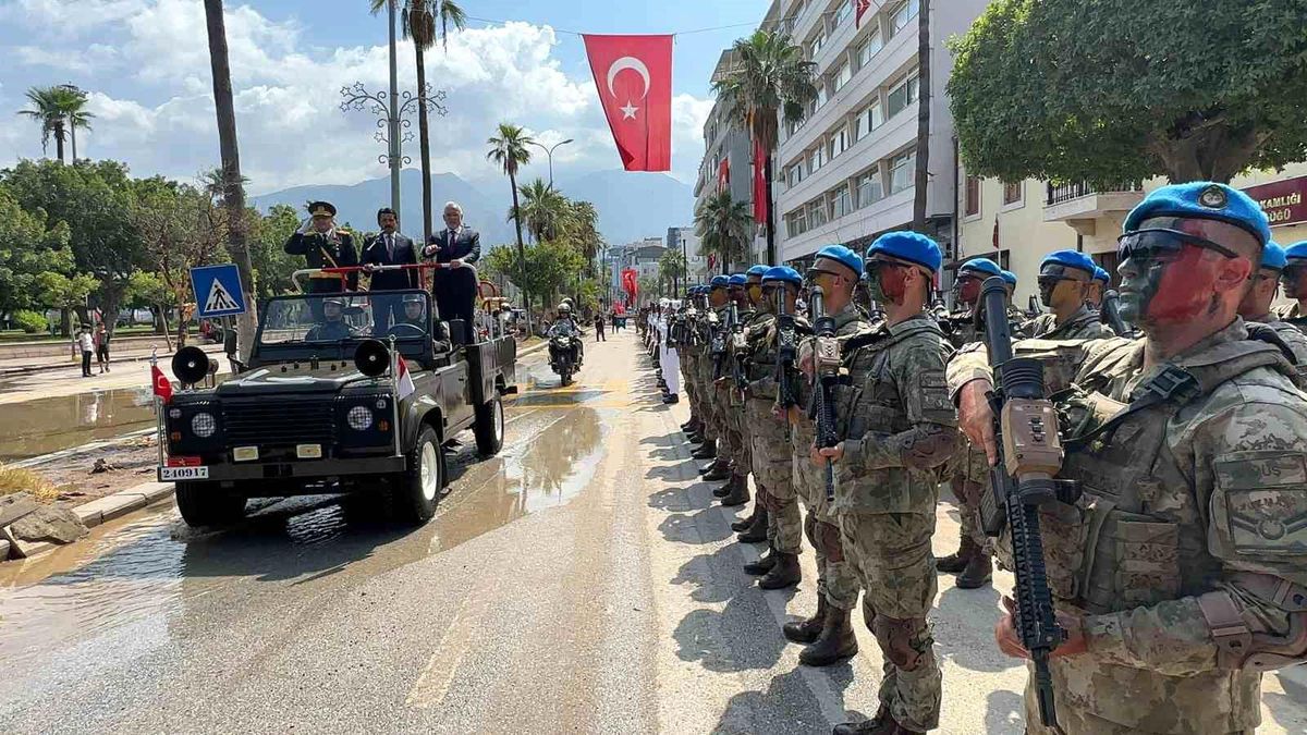 İskenderun\'da 30 Ağustos Zafer Bayramı kutlamalarında su altında geçit töreni