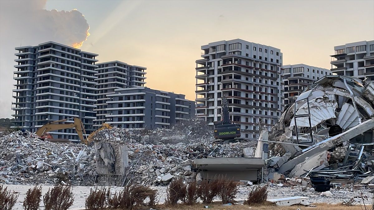 Hatay\'da depremden etkilenen 16 bina kontrollü şekilde yıkıldı