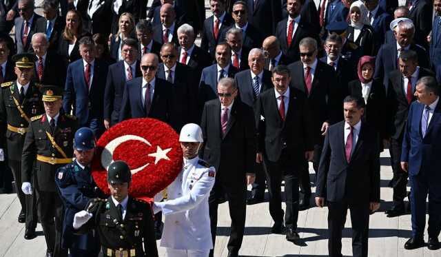 Devlet erkanı Ata'nın huzurunda! Anıtkabir Özel defterini imzalayan Erdoğan'dan 'Çalışmaya devam' mesajı Devlet erkanı Ata'nın huzurunda! Anıtkabir Özel defterini imzalayan Erdoğan'dan 'Çalışmaya devam' mesajı