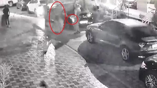 Diyarbakır'da eğlence merkezinden çıkan kadın, silahla ayaklarından vuruldu Diyarbakır'da eğlence merkezinden çıkan kadın, silahla ayaklarından vuruldu