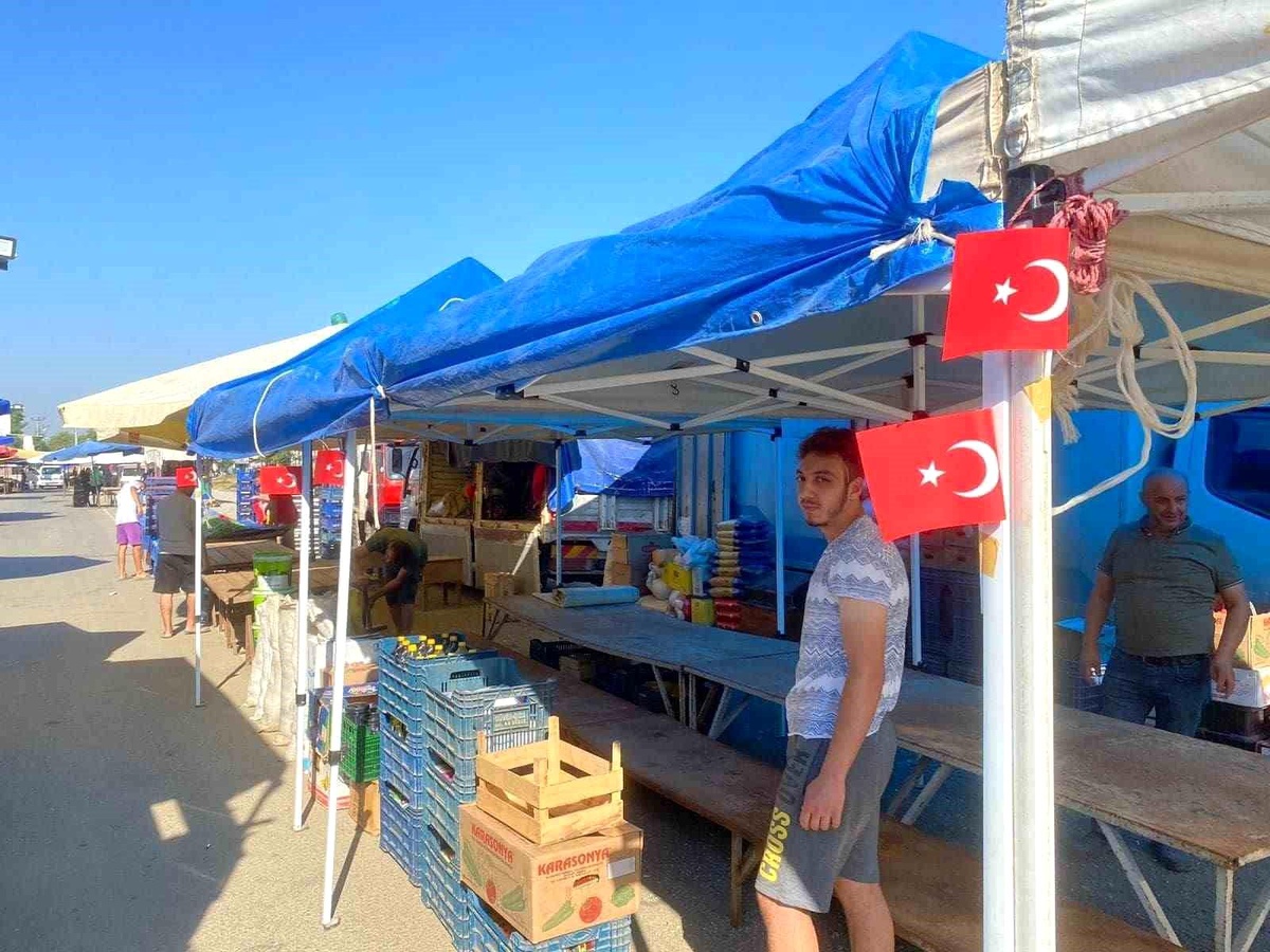 Düzce\'de Esnaflar 30 Ağustos Zafer Bayramı Kutlamalarına Katıldı