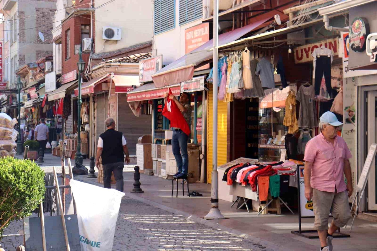 Eskişehir\'de sabah erken saatlerden itibaren tüm dükkanlara Türk bayrağı asıldı