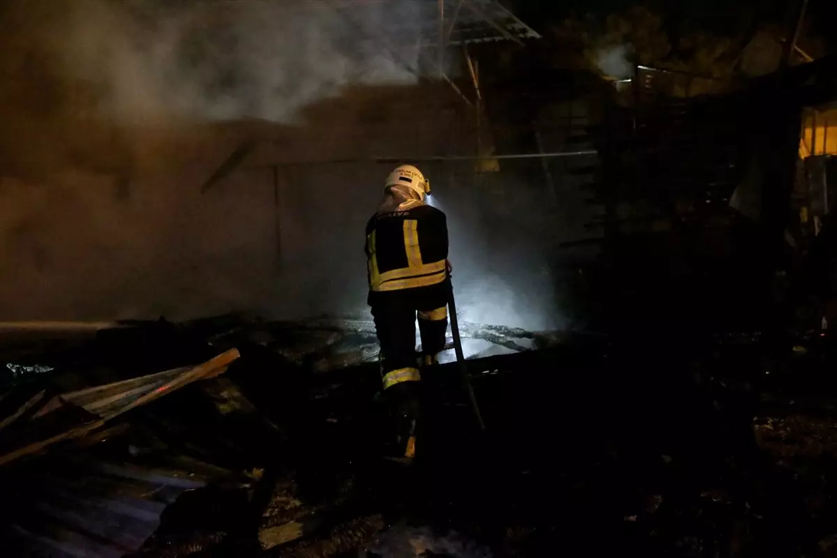 Fethiye\'deki Ahşap Atölyesinde Çıkan Yangın Söndürüldü