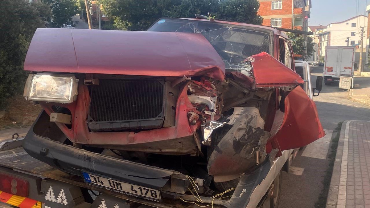 Gebze\'de freni tutmayan otomobil servis aracına çarptı
