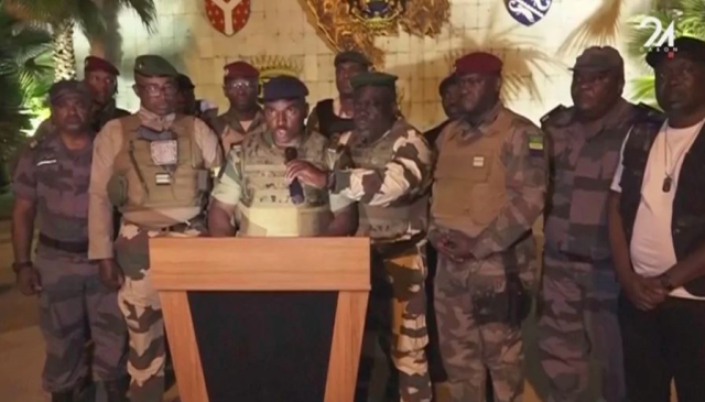 Gabon'da binlerce insan başkentte ordunun yönetime el koymasının kutlamak için caddelerde kutlama yaptı