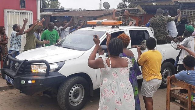 Gabon'da binlerce insan başkentte ordunun yönetime el koymasının kutlamak için caddelerde kutlama yaptı