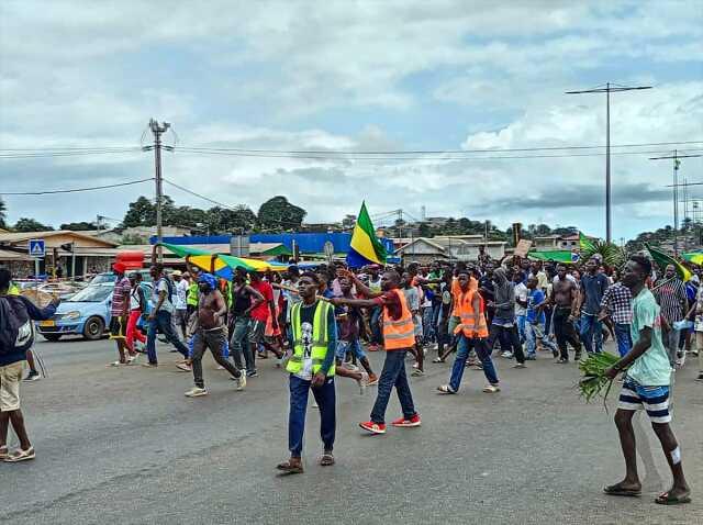 Gabon'daki darbenin kilit ismi geçiş hükümetinin lideri oldu! Askerleri tarafından omuzlarda taşındı