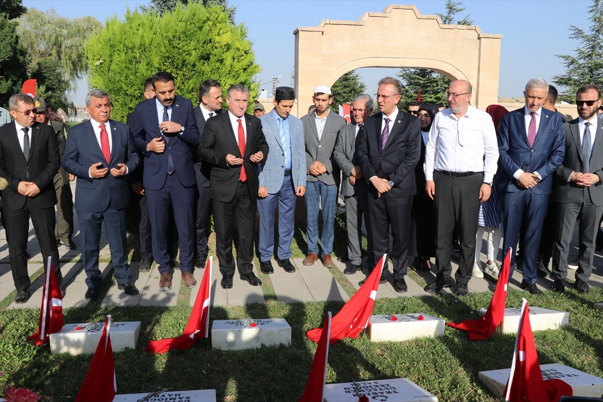 Gençlik ve Spor Bakanı Bak, Dumlupınar Şehitliği\'ni ziyaret etti