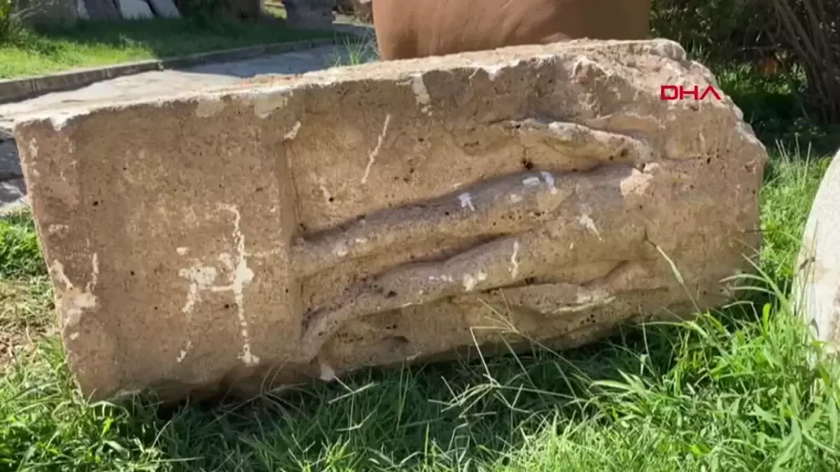 Alaşehir\'de yapılan altyapı çalışmalarında başı olmayan kabartma bulundu