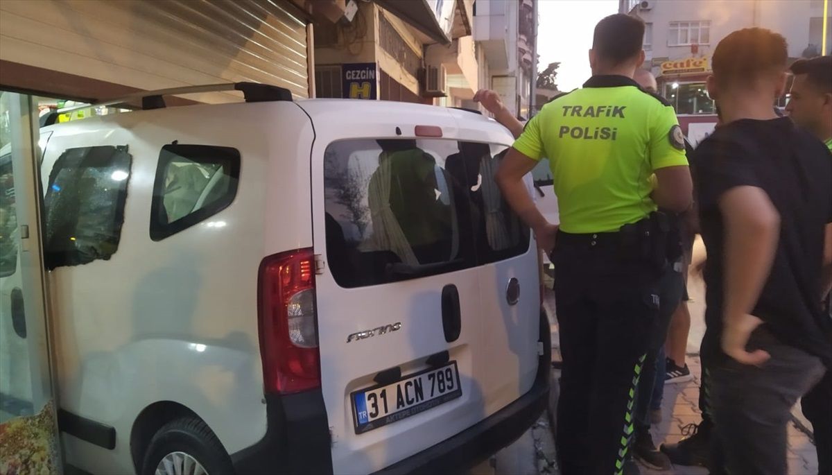 Samandağ\'da hafif ticari araç iş yerine girdi