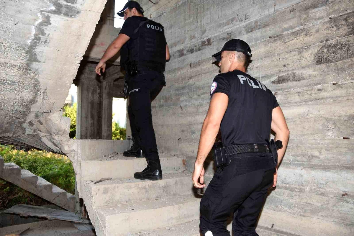 Antalya\'da Huzur Uygulamasında Aranan 12 Kişi Yakalandı