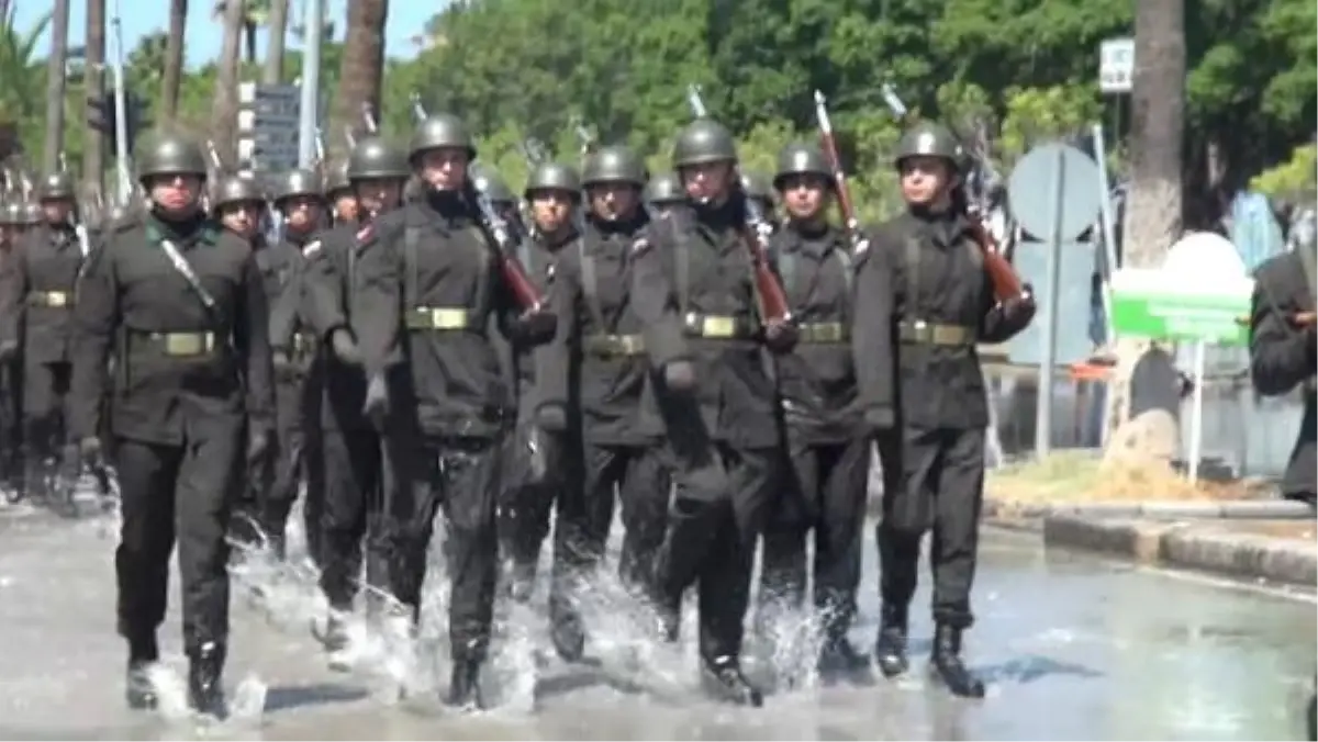 İskenderun'da sağanak altında 30 Ağustos Zafer Bayramı kutlamaları yapıldı