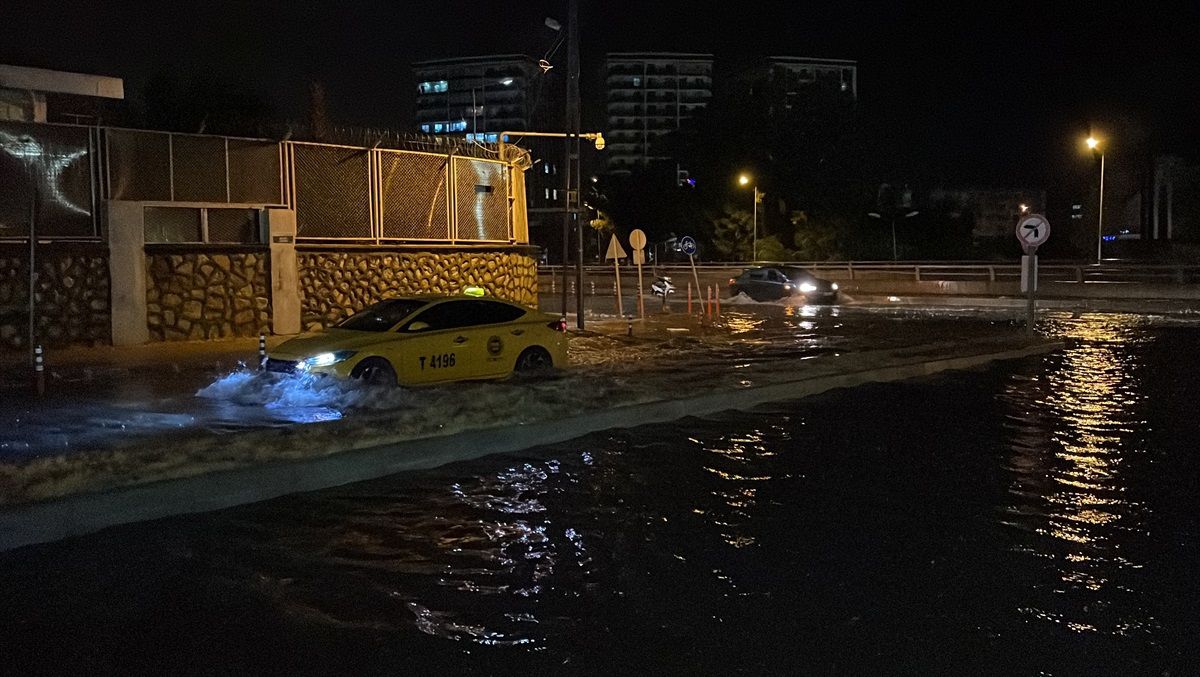 İskenderun\'da Şiddetli Sağanak Hayatı Olumsuz Etkiledi